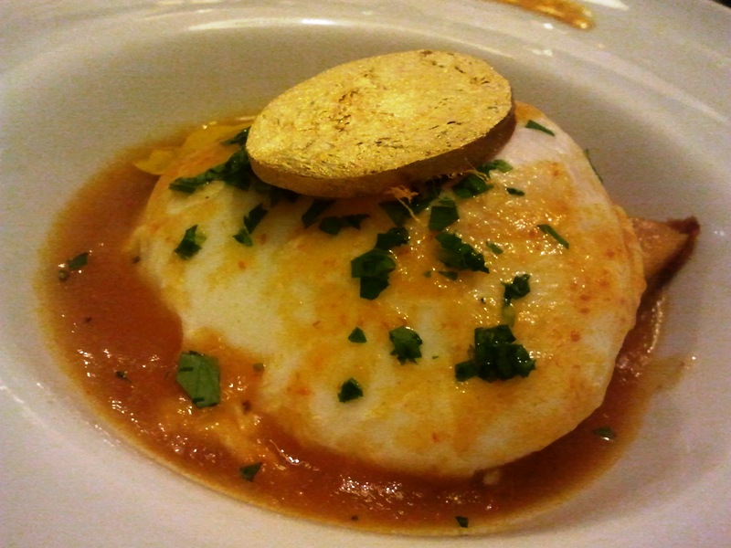 Restaurante Malkebien Sopa de Tomate con Aroma de Chorizo de Cerdo Ibérico con Pan de Hogaza y Huevo Pochado